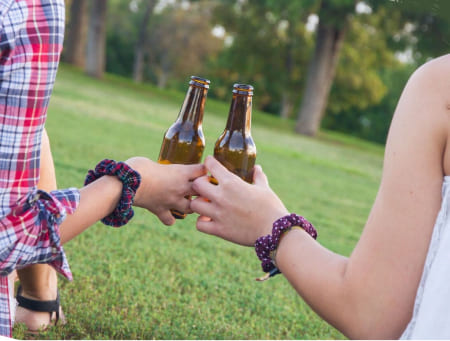 Возникновение алкоголизма у подростков Руки с бутылками пива